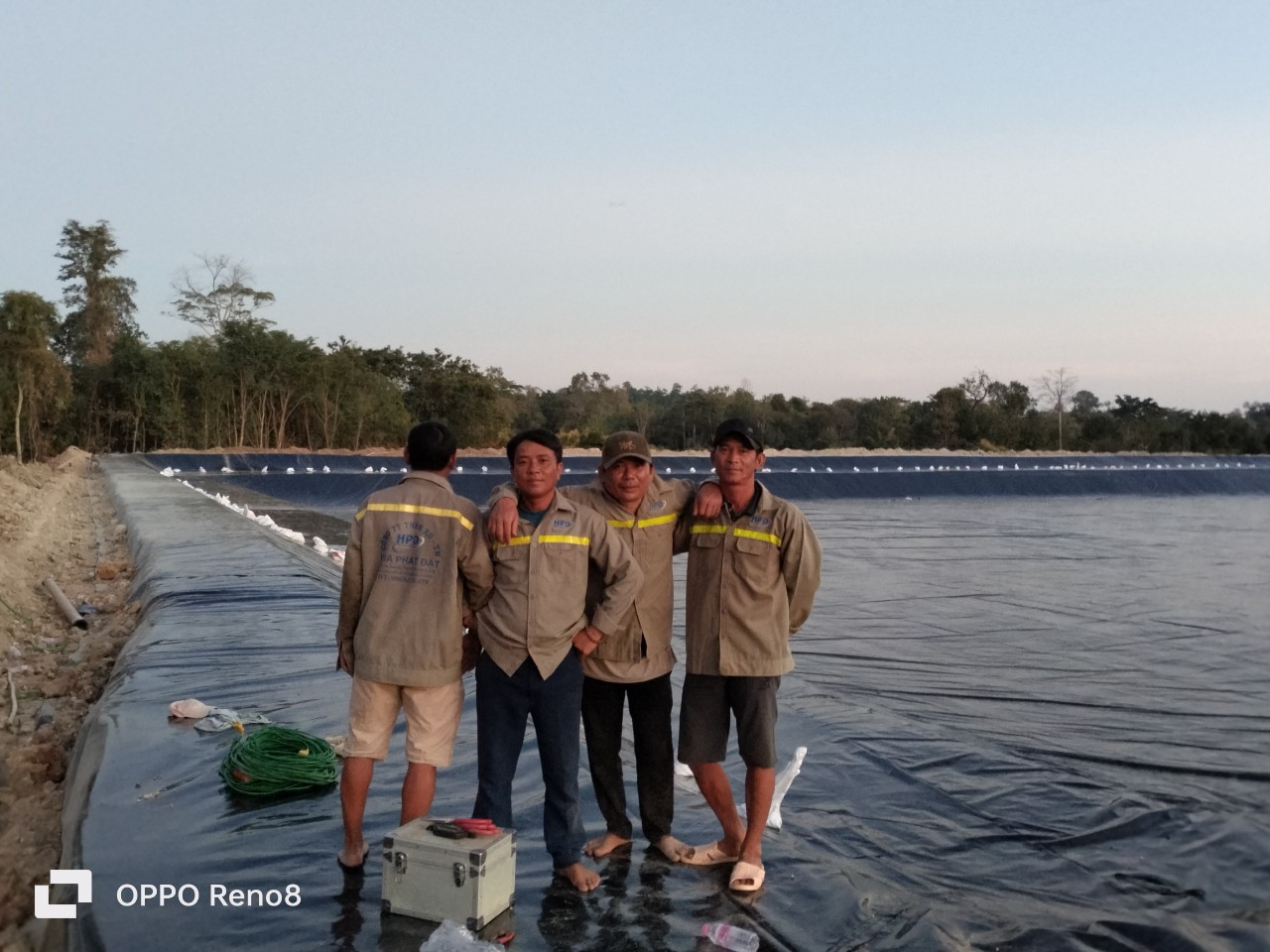 Đội thợ thi công lót bạt cho hồ nuôi tôm chuyên nghiệp