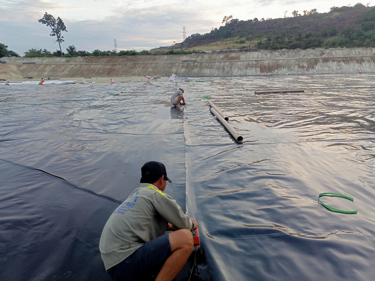 Hòa Phát Đạt chuyên nhận thi công bạt hdpe chống thấm ao hồ chuyên nghiệp